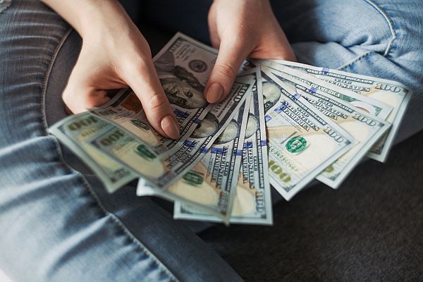 travel blogger earnings per hour