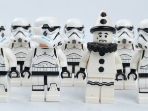 successful travel bloggers find the right niche