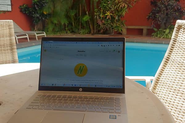 working while traveling with a blogger schedule